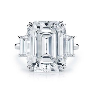 Qualitative analysis of the overall surface condition of a diamond.