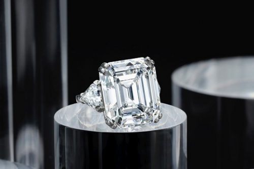 Bonhams NY 18ct ring