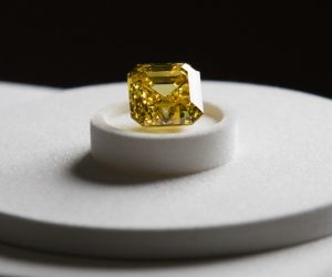 alrosa-large-yellow-diamond