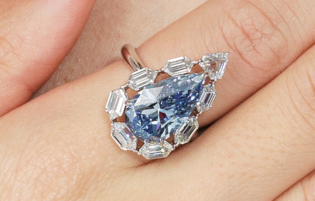 4.83 carat fancy vivid blue diamond