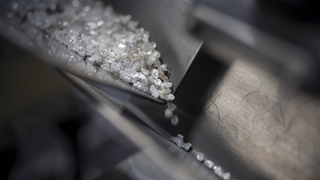 Anglo American to Cut De Beers’ Overheads by $100M