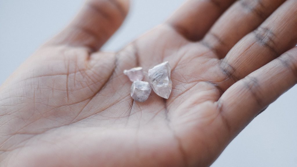 De Beers Cuts Rough Prices by Average of 10% to 15%