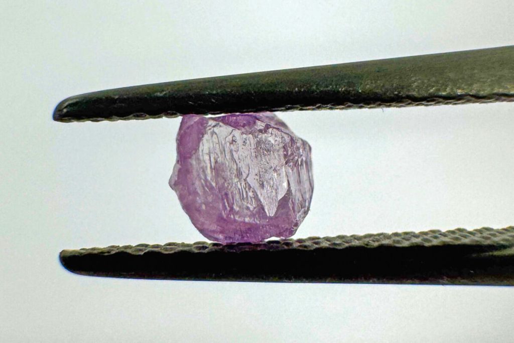 Vibrant 0.45-carat gem adds final flourish to Diavik's closing years.
