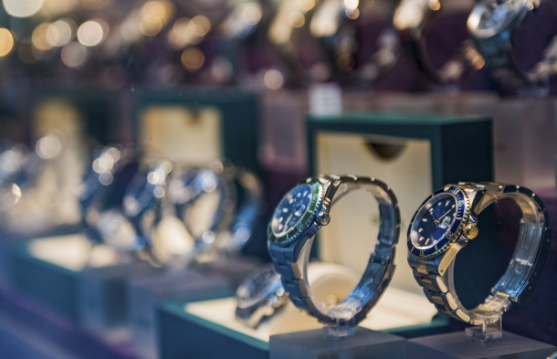 Exports of Swiss watches in July rebounded, up 6.9 per cent to CHF 2.4bn (USD 2.98bn) after two months of decline.
