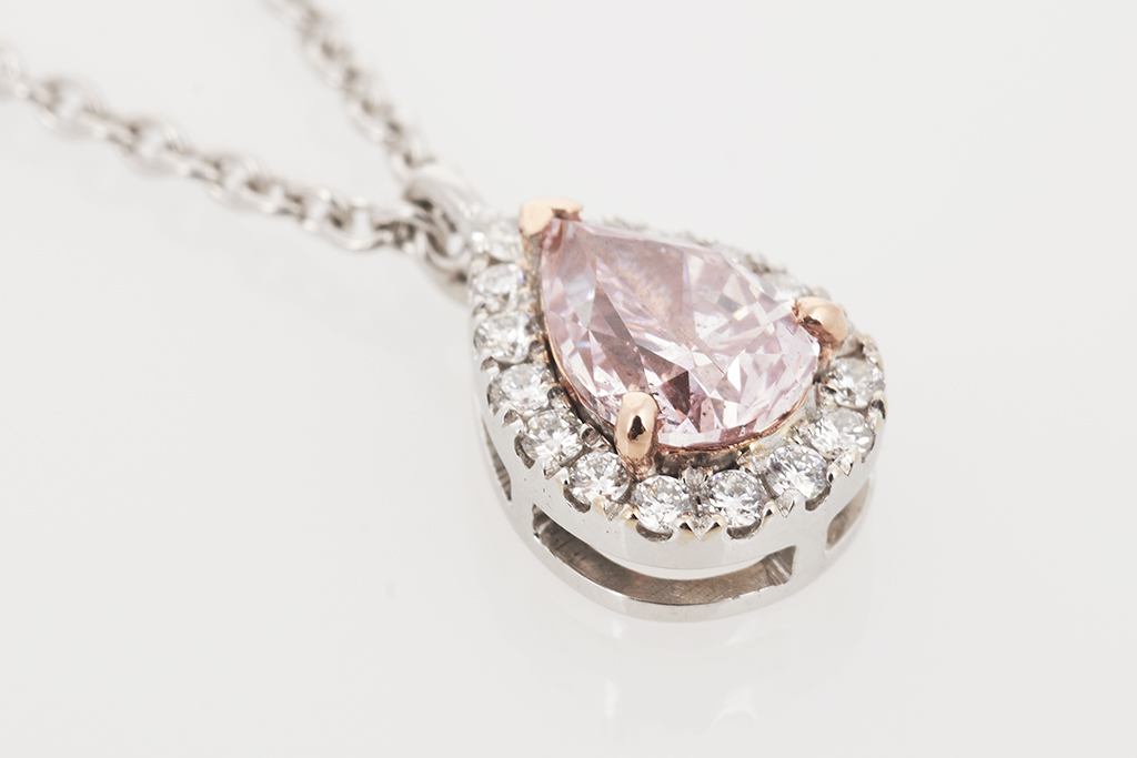 Two diamonds with apparently similar specifications can look very different and can have significantly different values. Small variations in colour, clarity, proportions, fluorescence, transparency and cut can influence both appearance and price.