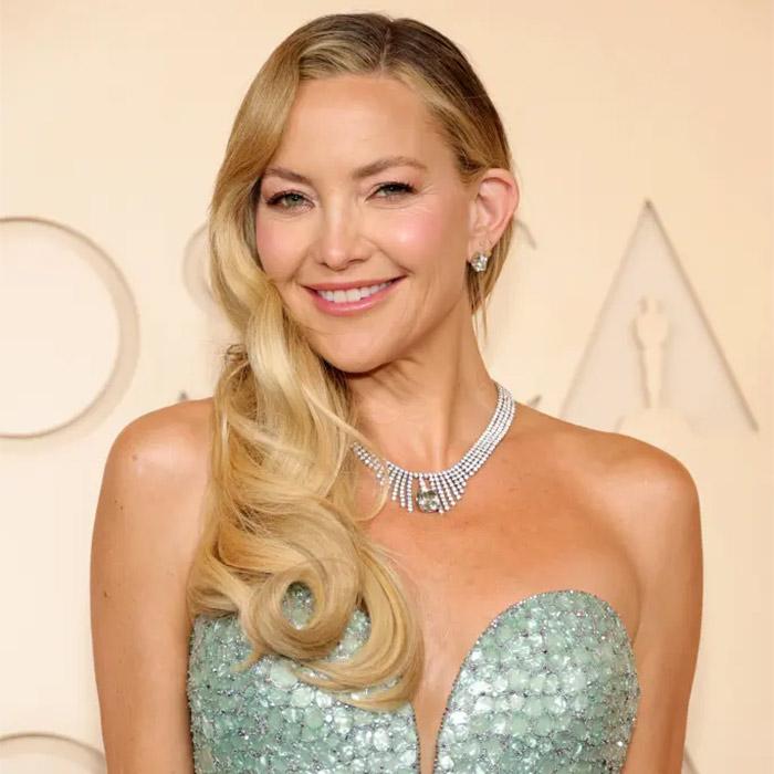 At the 2026 Oscars, Kate Hudson made headlines wearing more than 41 carats of rare green diamonds by Milan-based Garatti.