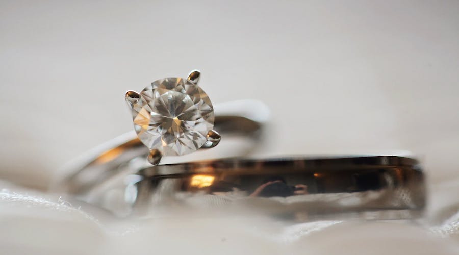 Protecting the Value of an Inheritance When a loved one passes away, their estate may contain a lifetime of accumulated possessions, including diamond rings, gold chains, bracelets, watches, coins, precious stones and other valuable jewellery. Some pieces may have been purchased recently, while others may have been passed down through several generations.