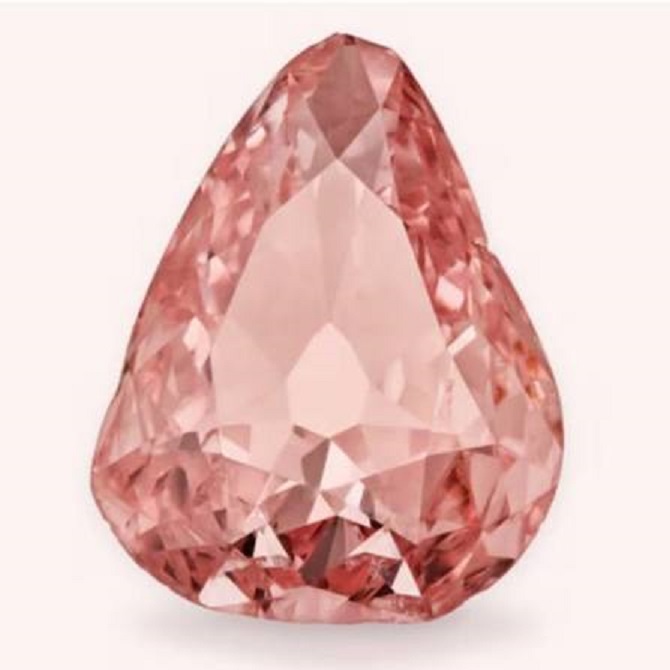 The nine carat Grand Condé is more than a rare pink gemstone A rare pink diamond with a history stretching back centuries is once again taking centre stage at the Château de Chantilly, north of Paris. Known as the Grand Condé, the nine carat, pear shaped gemstone is being displayed at the Condé Museum for the first time since its last public appearance almost 100 years ago.